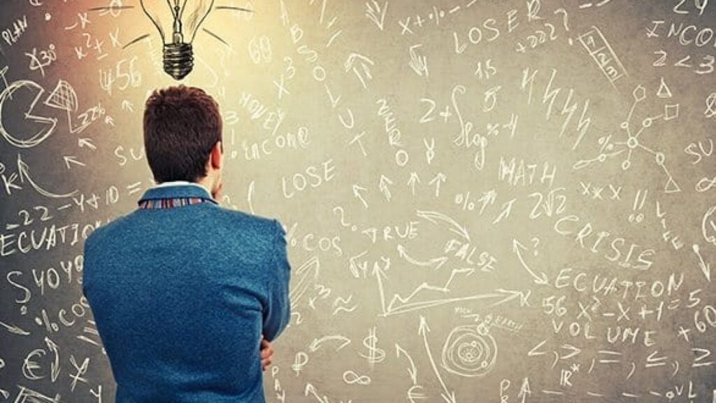 Foto de homem analisando fórmulas matemáticas: como calcular juros compostos