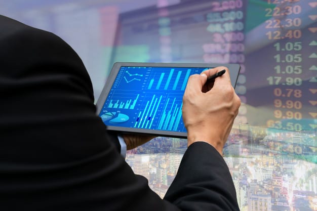 Profissional de tecnologia analisa dados de servidor