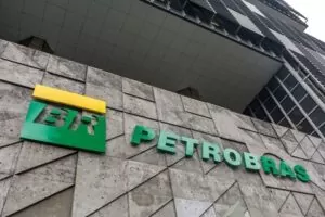 Petrobras (PETR3; PETR4) reduz o preço da gasolina
