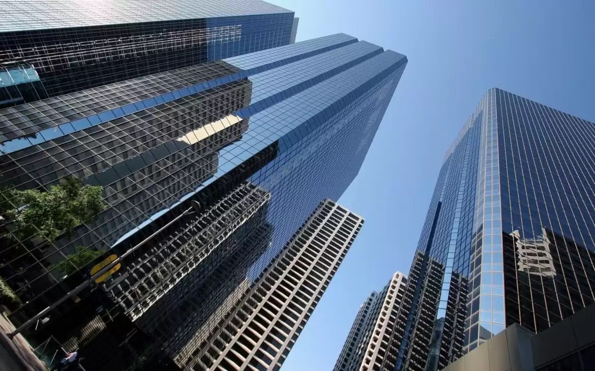 Fundos de papel são ativos que estão cada vez mais em evidência e a imagem mostra um conjunto de prédios corporativos.