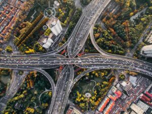 Imagem mostra uma rodovia em horário de rush.