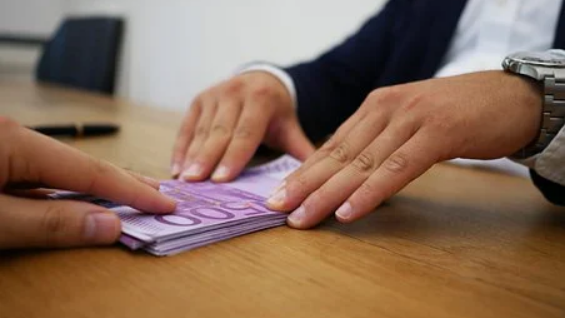 crédito: imagem de homem pegando montante de dinheiro