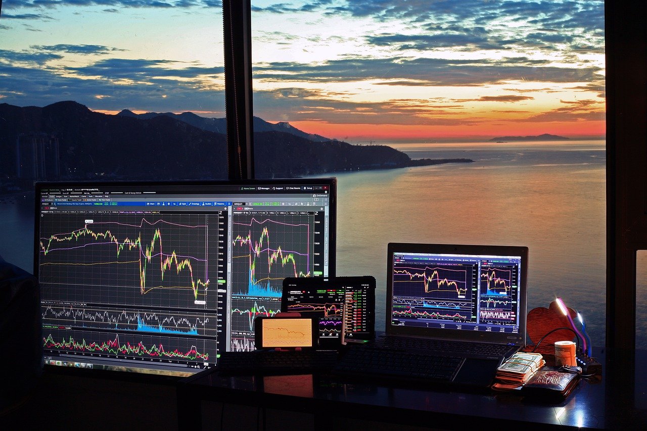 Imagem mostra gráfico com indicadores de investimentos; são quatro telas