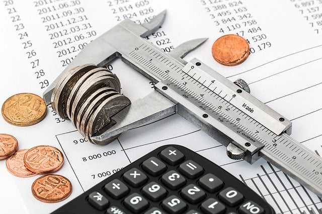 Imagem mostra calculadora e demais recursos financeiros e contábeis que podem ajudar a calcular títulos de renda fixa.