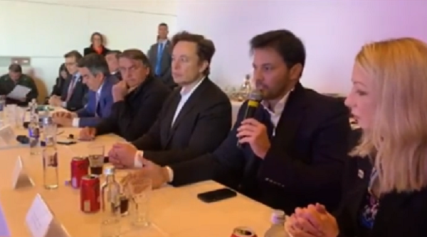 Frame de vídeo mostra em mesa o presiidente Jair Bolsonaro, o ministro das Comunicações, Fábio Faria, e o investidor Elon Musk.