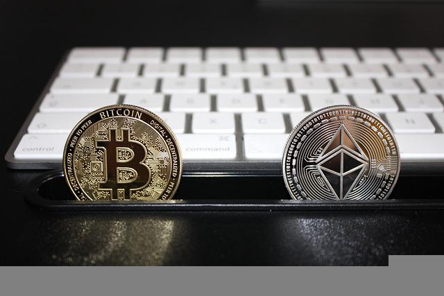 Foto com moedas de bitcoin e ethereum