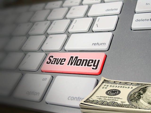 ilustração com computador com botão de save money e pilha de dólares