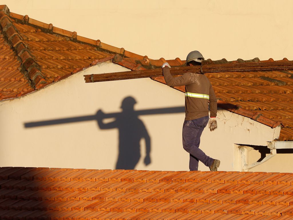 Imagem cmostra operãrios da construção civiol. O INCC-M, índice de inflação do setor, foi de 0,87% em abril