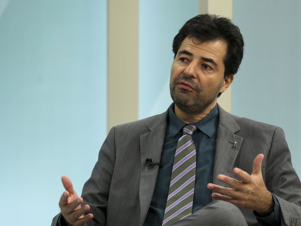 Imagem mostra o ministro de Minas e Energia (MME), Adolfo Sachsida em entrevista. Foto Agência Brasil.