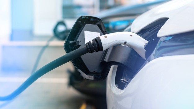 Carregando um veículo elétrico. Eletrificação dos carros é a tendência da indústria automotiva