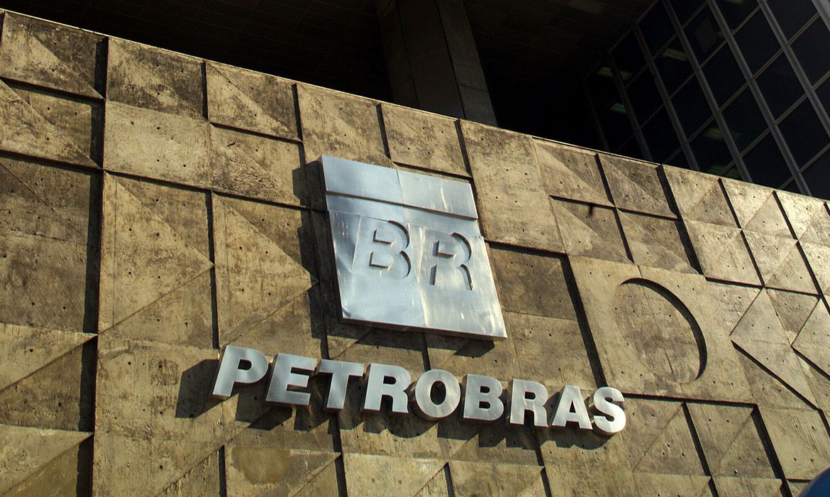 Petrobras (PETR3; PETR4) assina contrato para a venda de campo ...