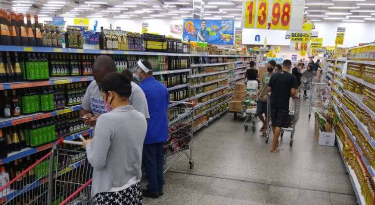 Supermercado com clientes. IPCA-15 registra o maior aumento para um mês de março desde 2015