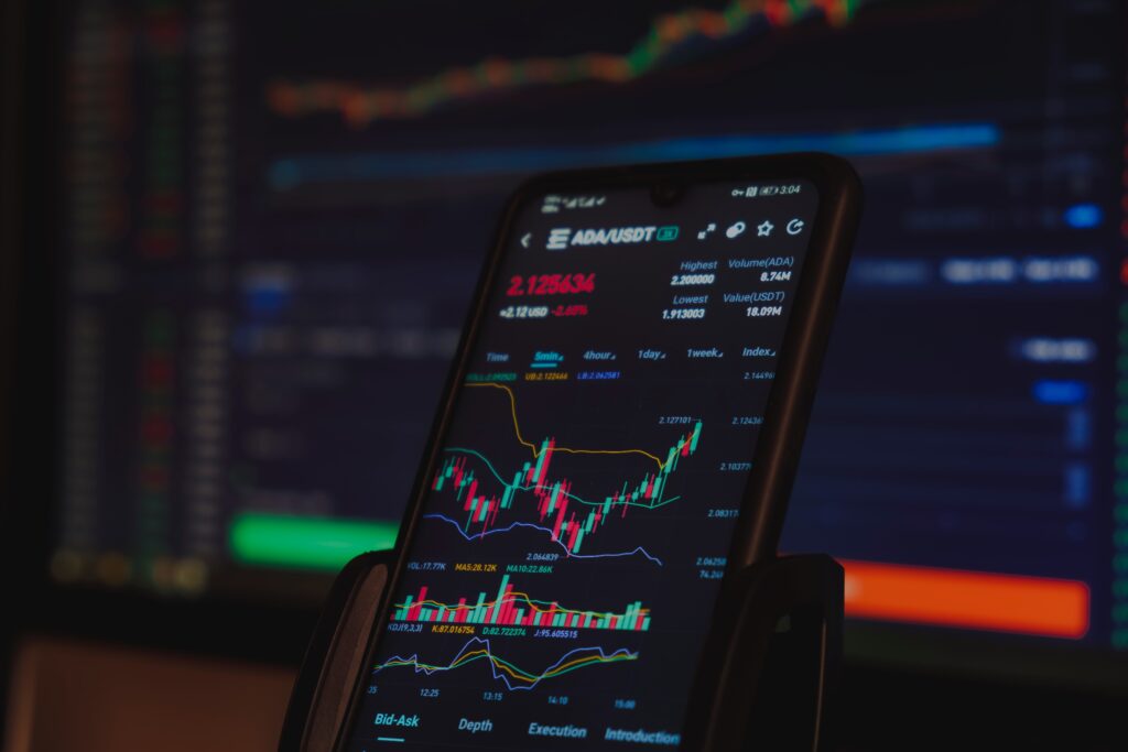 Imagem mostra celular com gráfico do Ibovespa.