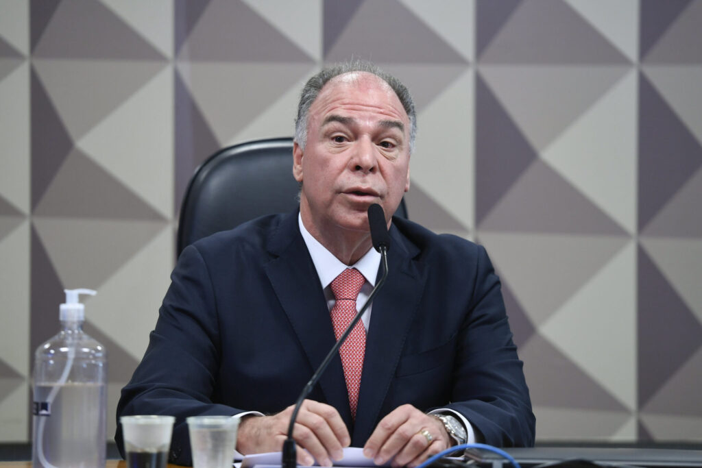 Imagem mostra senador Fernando Bezerra em coletiva.