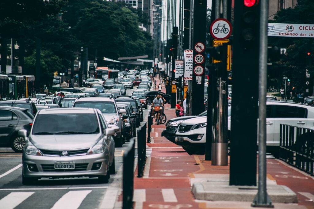 Imagem mostra carros em ruas de São Paulo, no Brasil.