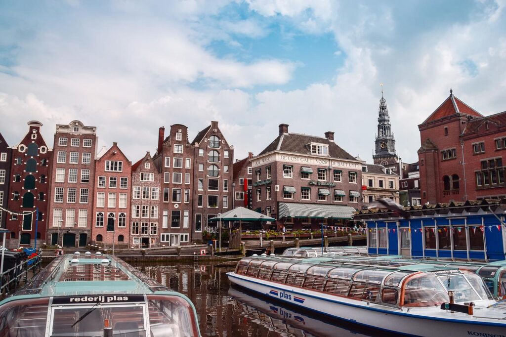 Imagem mostra a capital da Holanda.