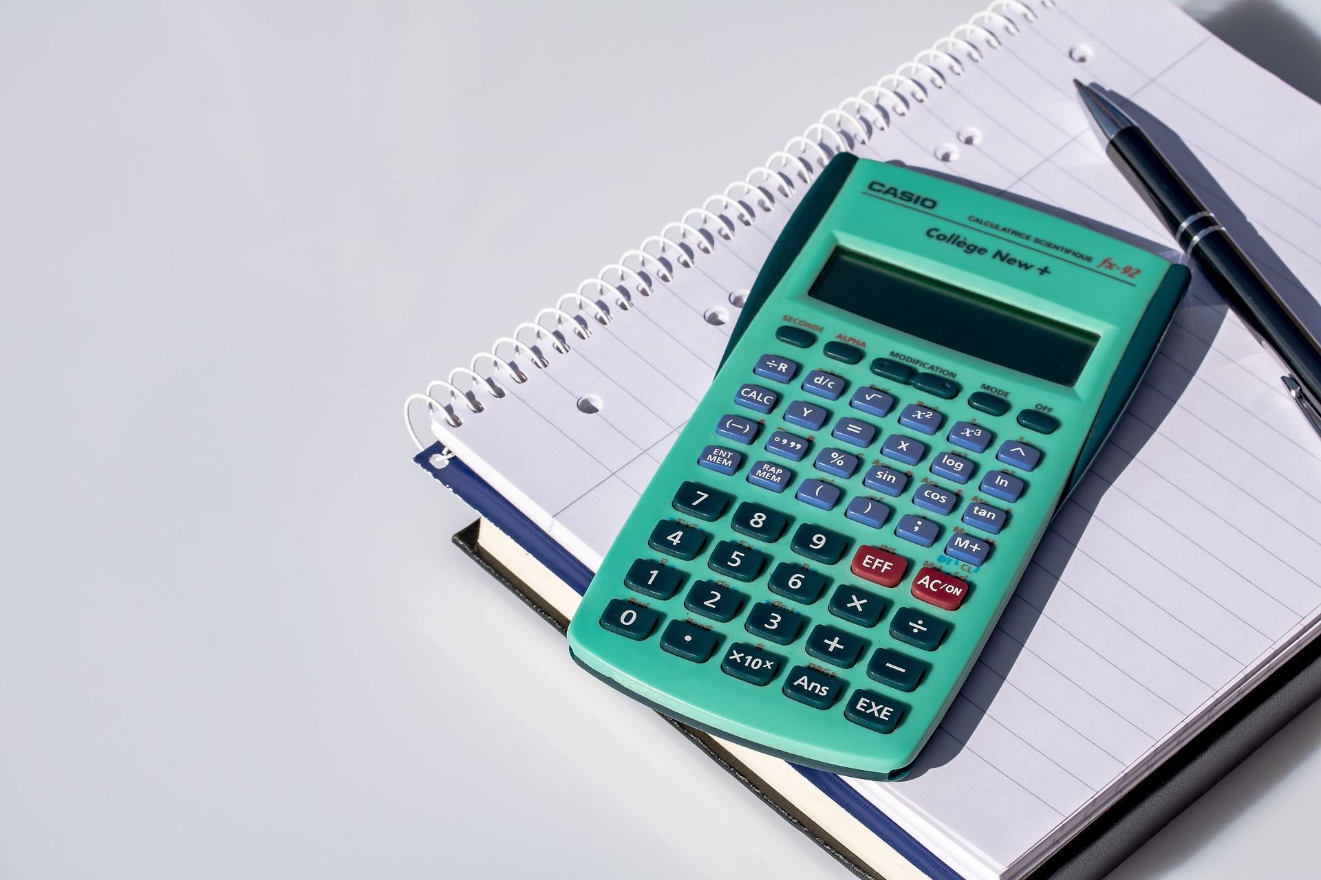 ativos de renda fixa: foto de caderno e calculadora
