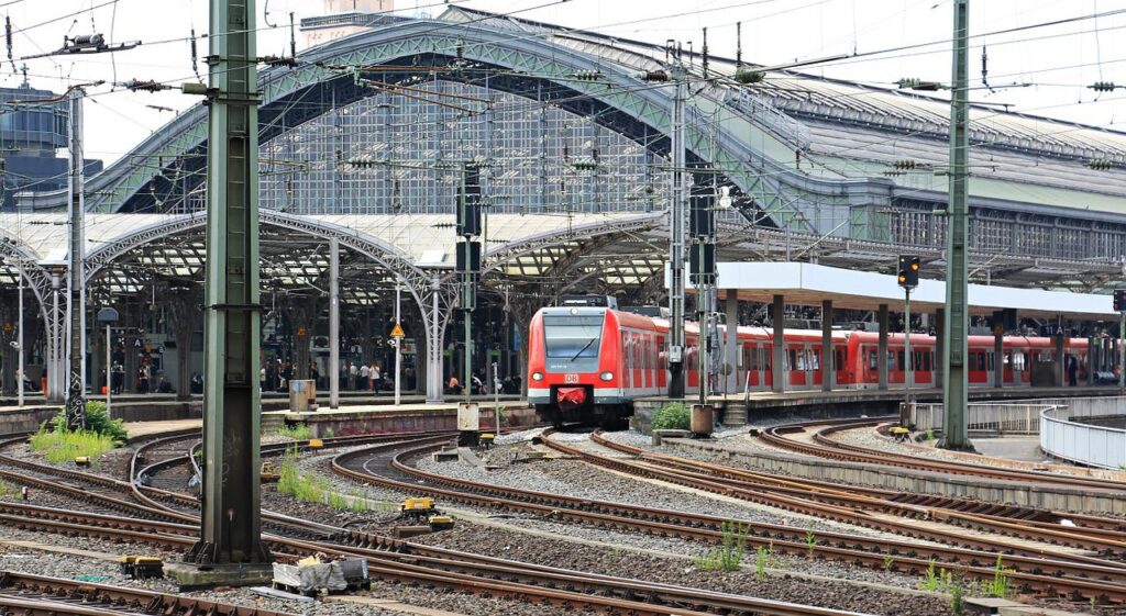 Imagem mostra trem acessando a estação.