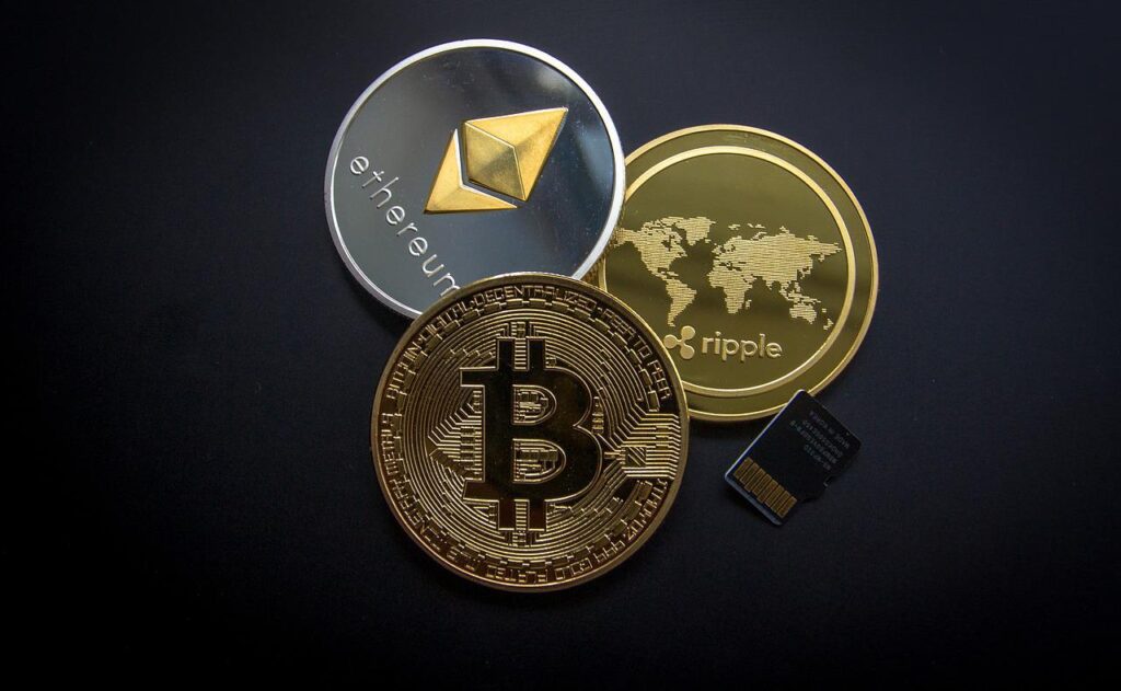 Imagem mostra bitcoin e outras moedas digitais.