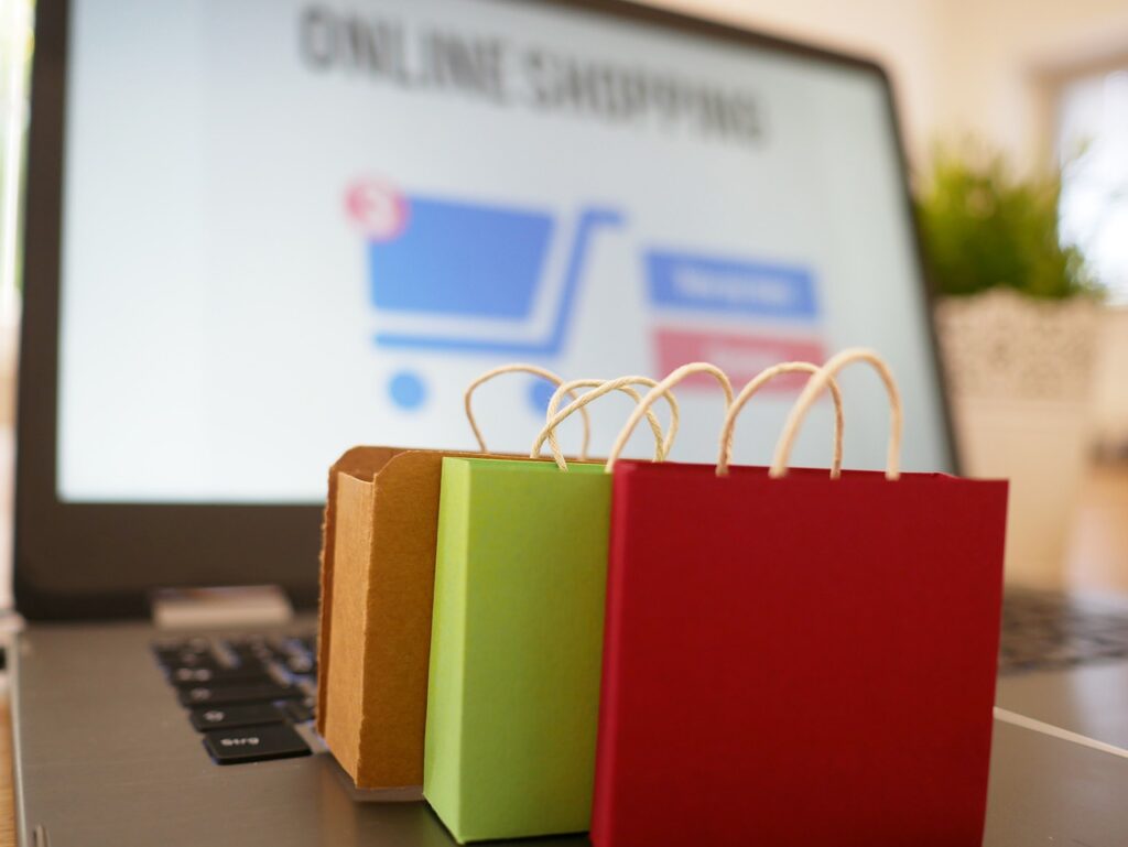 Imagem mostra compras em cima de um notebook.