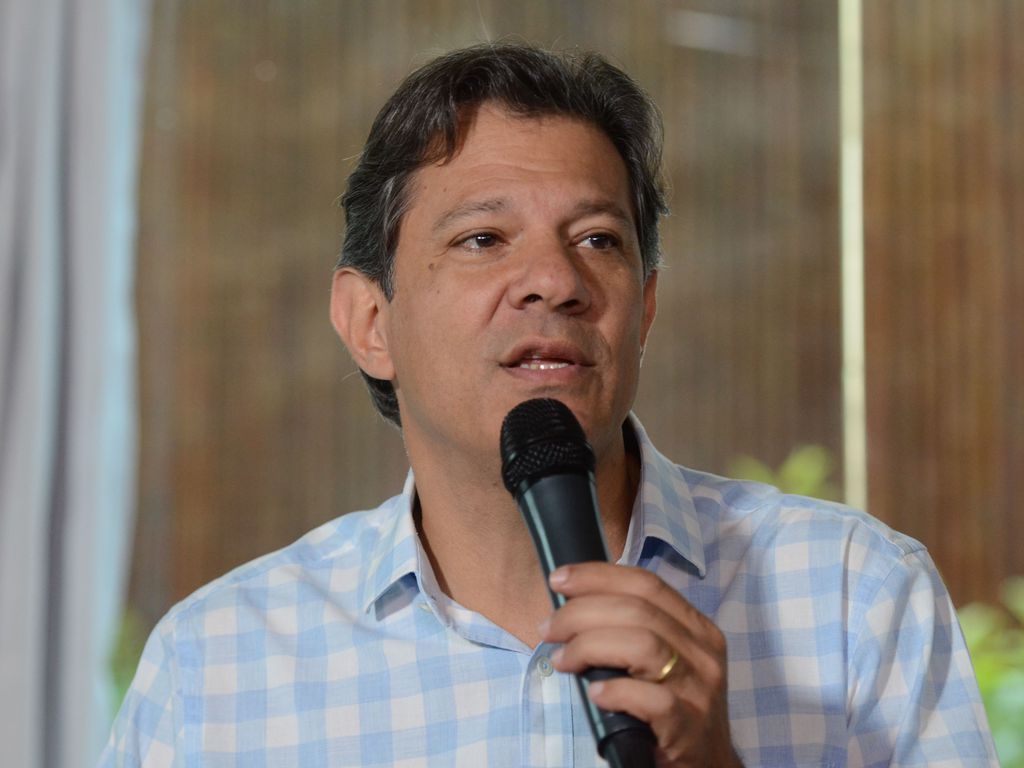 Imagem mostra Fernando Haddad conversando com apoiadores.