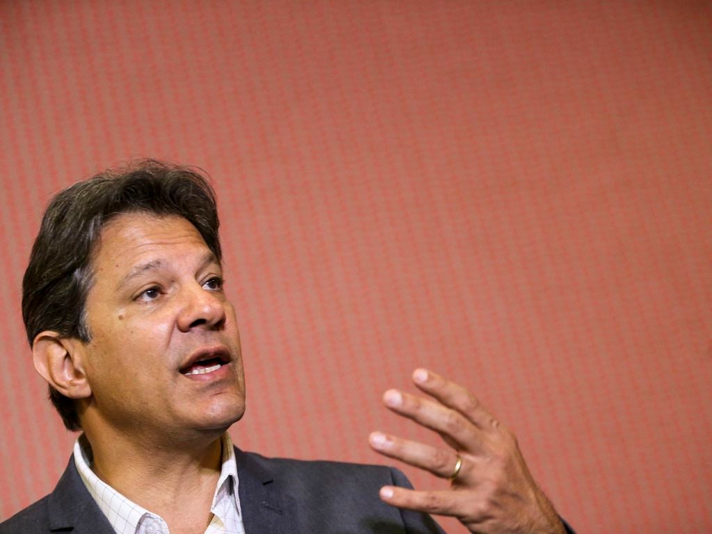 Imagem mostra Fernando Haddad em discurso.