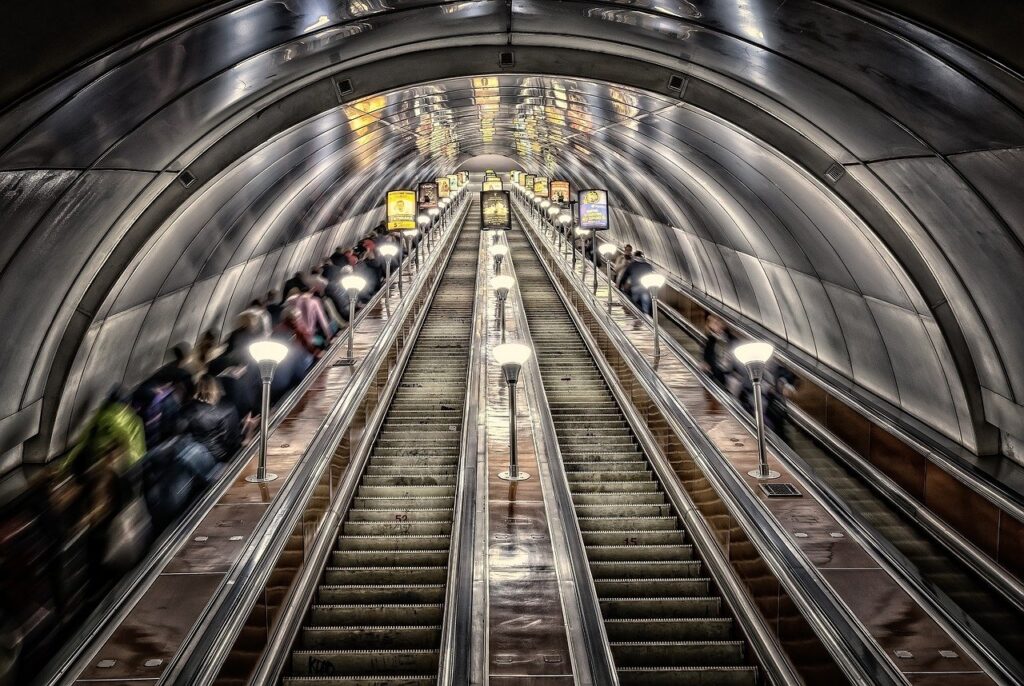 Imagem mostra pessoas entrando e saindo do metrô.