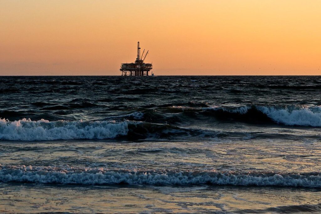 Imagem mostra uma unidade flutuante de extração de petróleo.