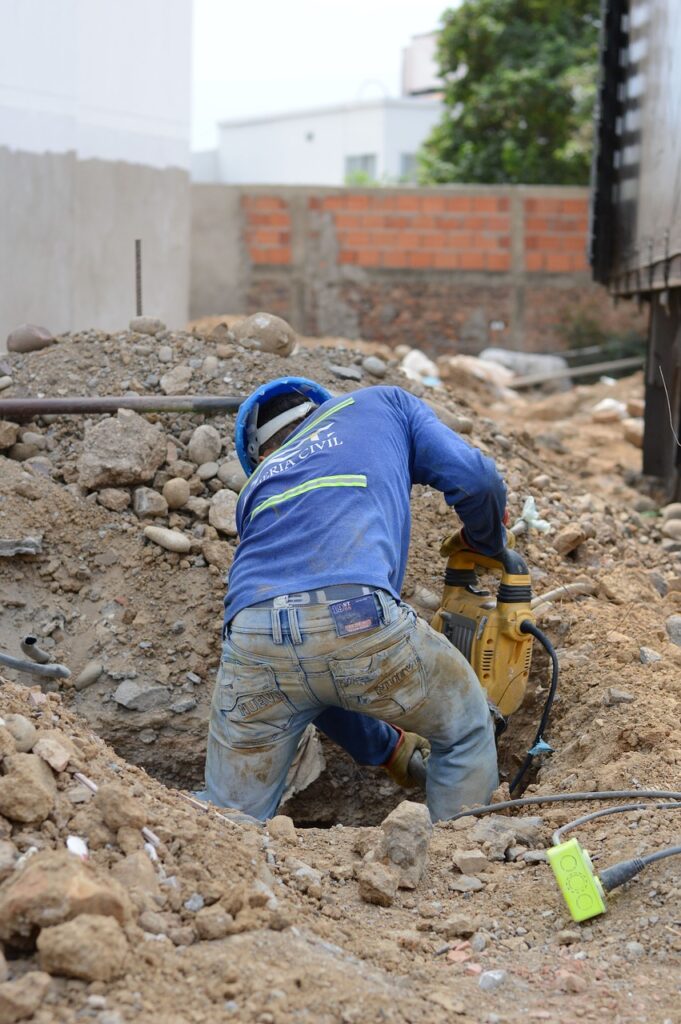 Imagem mostra profissional da construção civil em trabalho.