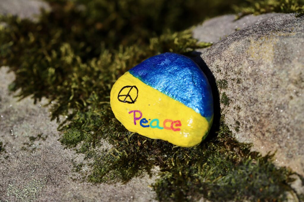 Imagem mostra uma pedra pintada com as cores da Ucrânia.