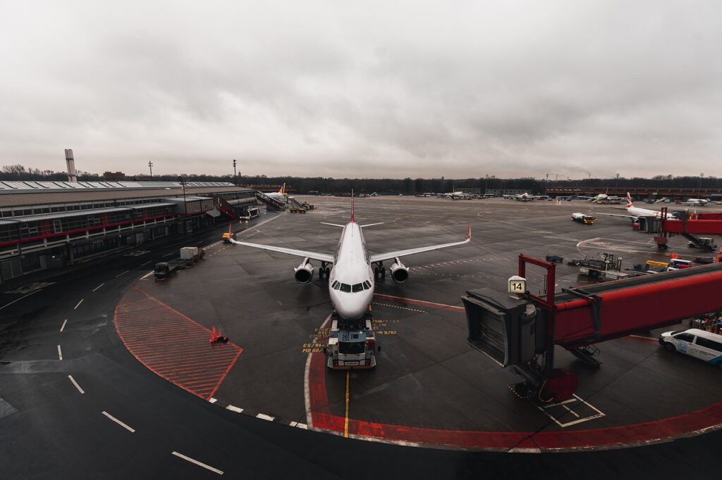 Imagem mostra avião em manutenção em aeroporto; Cade e OCDE propõe mudanças na distribuições de combustível para reduzir custo de passagens aéreas