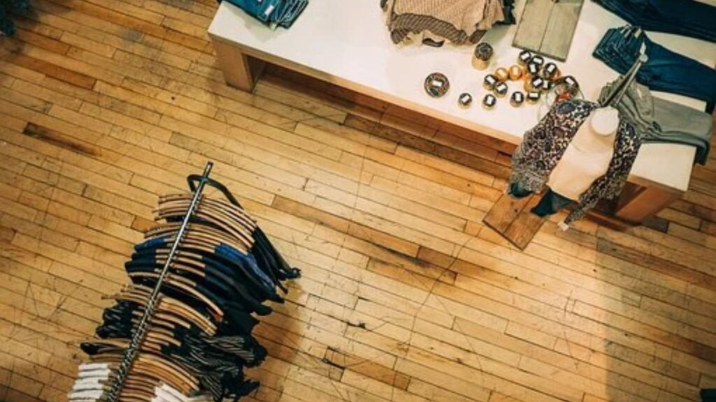 Roupas penduradas no cabide e mesa