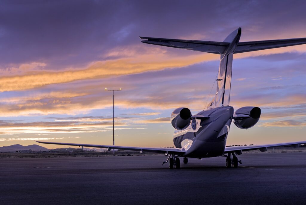 Imagem mostra uma aeronave no chão.