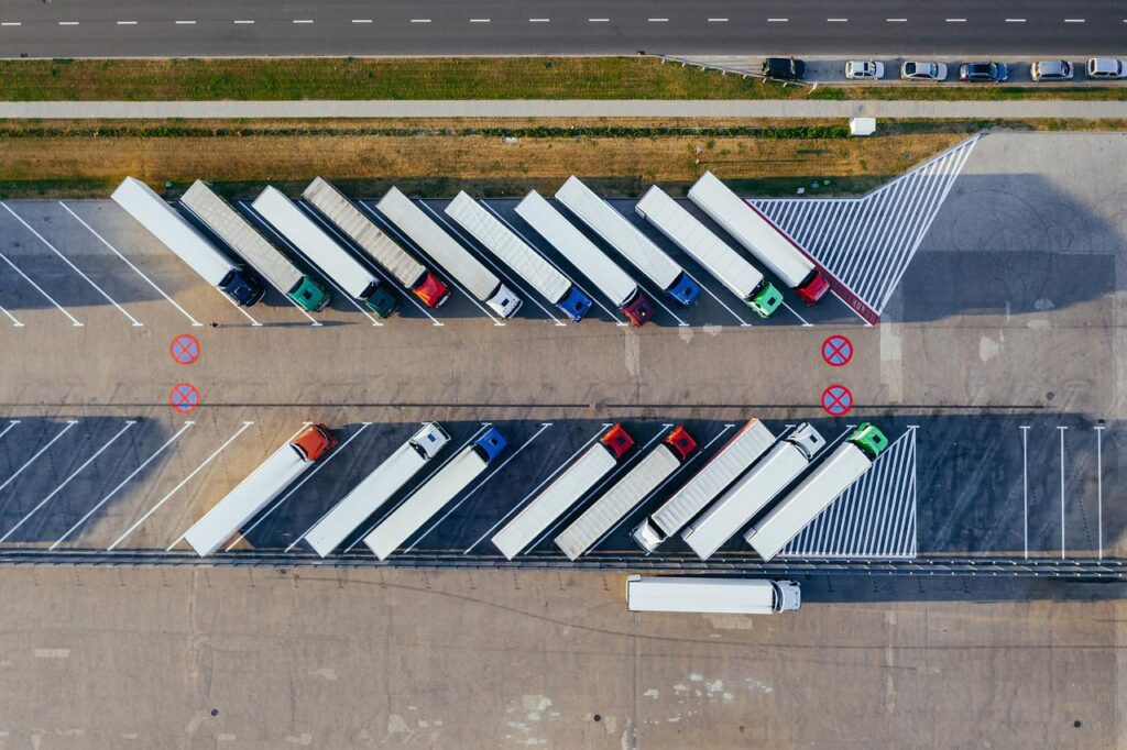 A imagem mostra uma frota de caminhões.