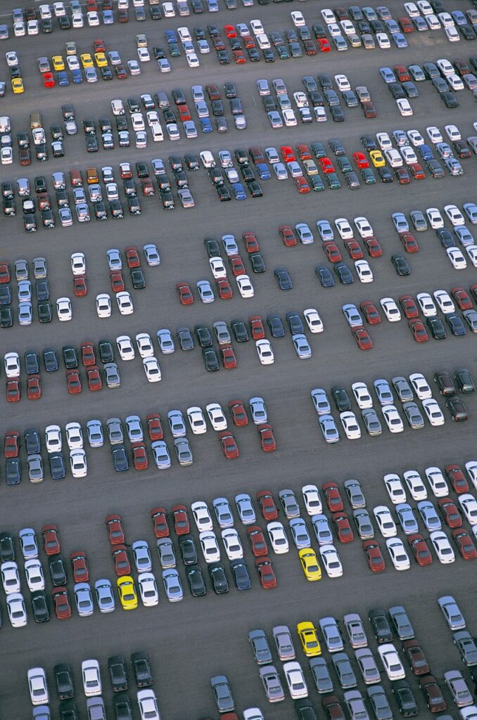 Imagem mostra um pátio cheio de carros novos.