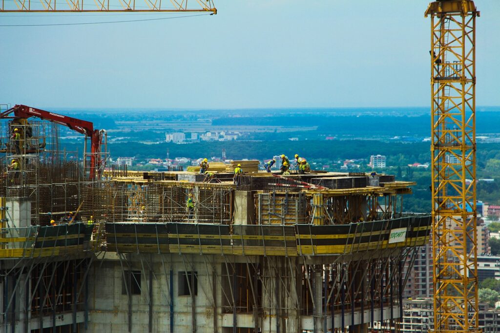 Imagem mostra trabalhadores da construção civil em serviço.