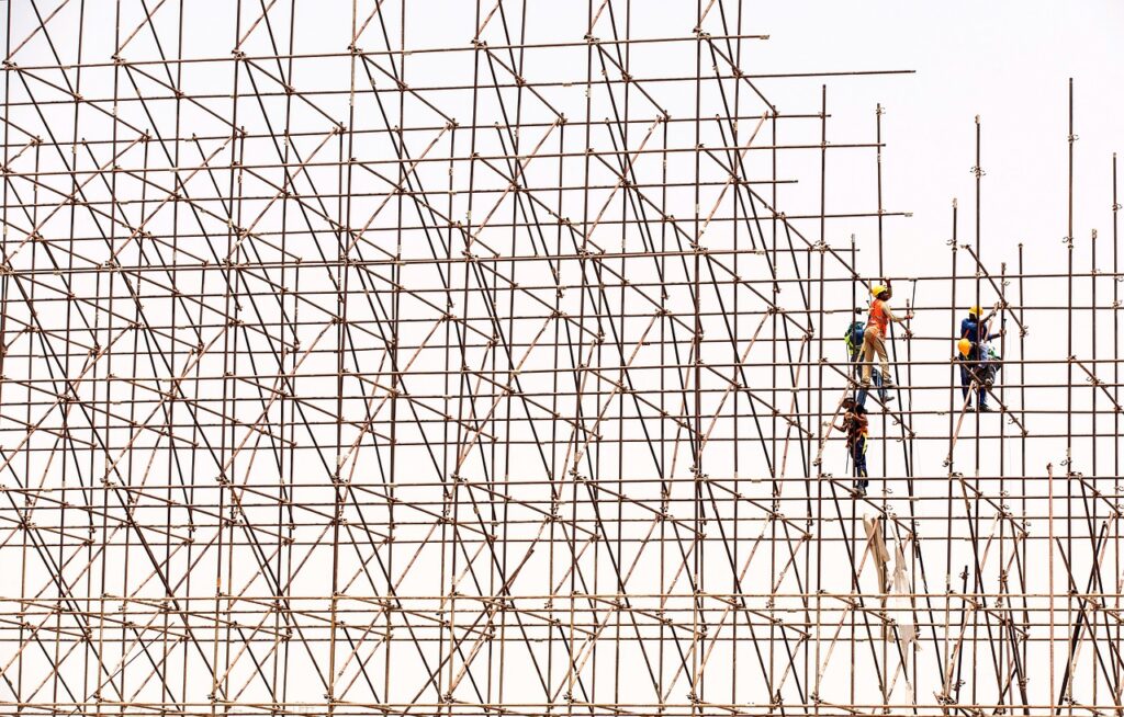 Imagem mostra trabalhadores da construção civil em serviço.