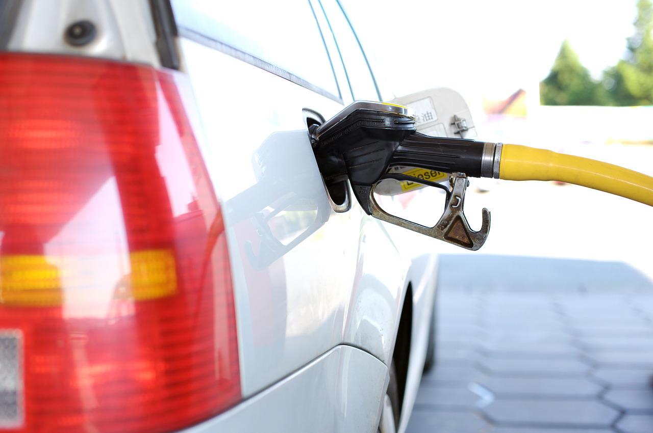 Imagem mostra um carro sendo abastecido.