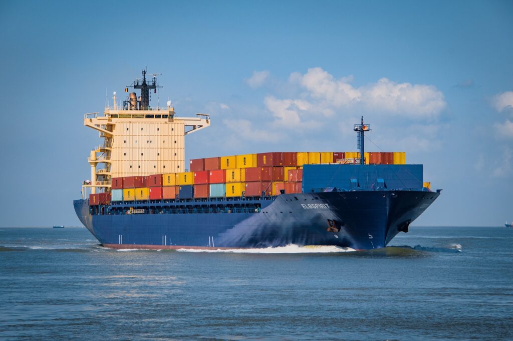 Imagem mostra um navio transportando contêiner.