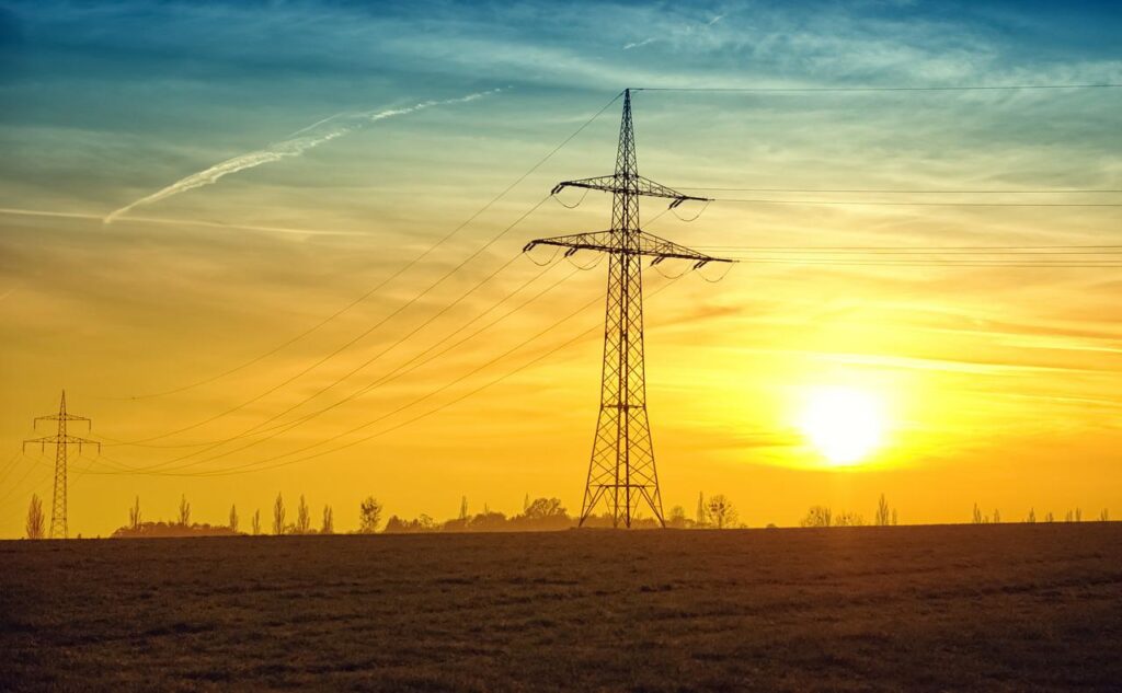 Imagem mostra uma torre de energia de alta tensão.