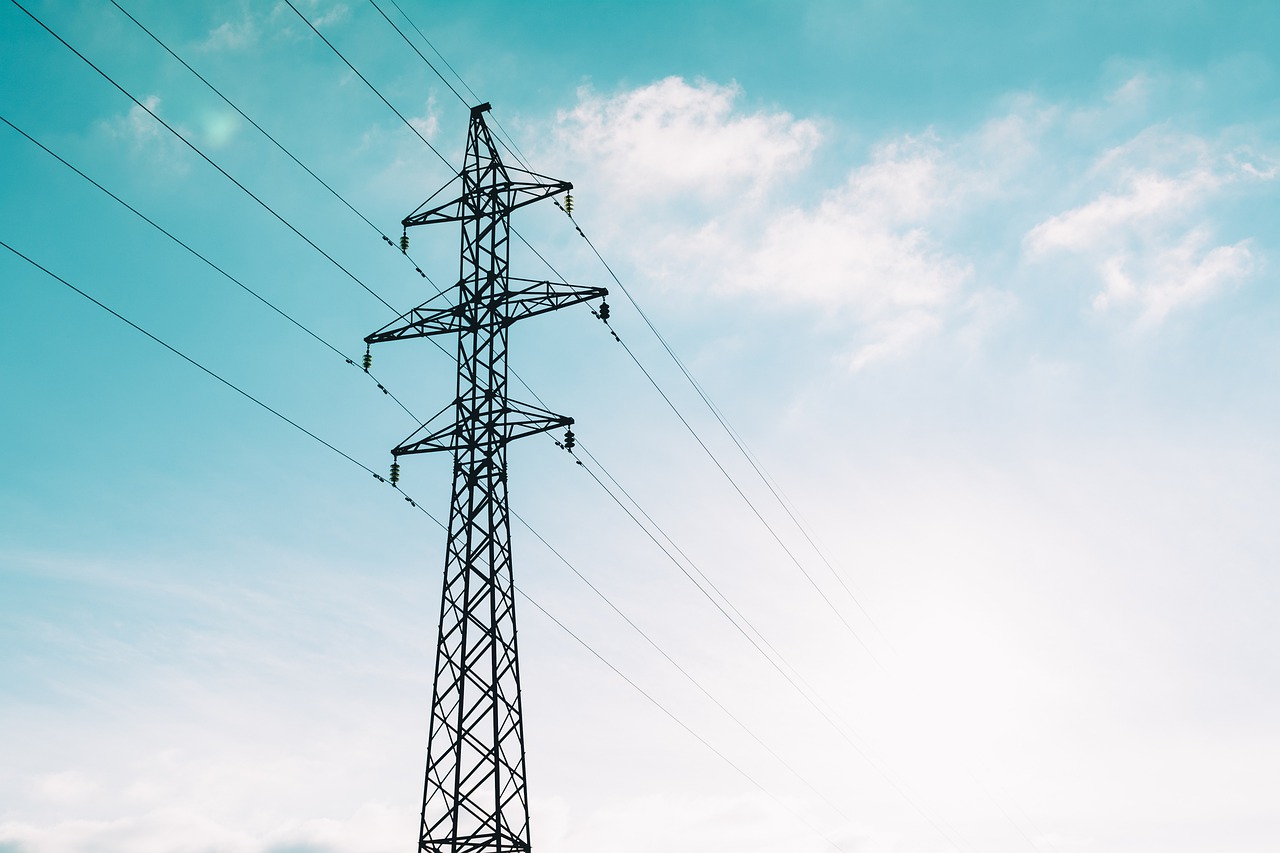 Imagem mostra uma torre de energia de alta tensão.