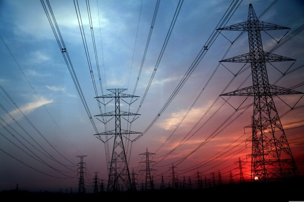Imagem mostra várias torres de energia.