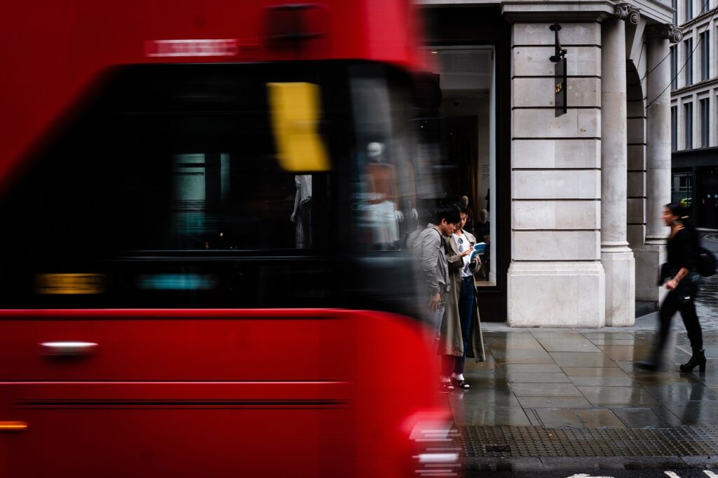 Imagem mostra uma avenida movimentada de Londres.