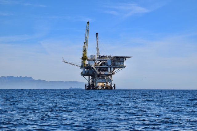 Imagem mostra uma plataforma flutuante de petróleo.