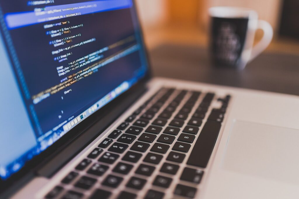 Imagem mostra um computador com editor de programação aberto.