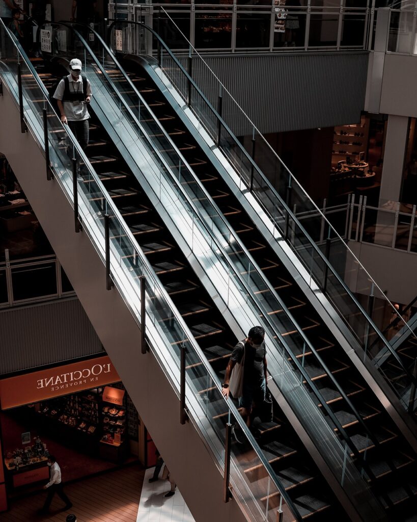 Imagem mostra um shopping center por dentro.