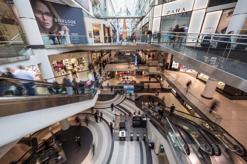 Imagem mostra um shopping center.