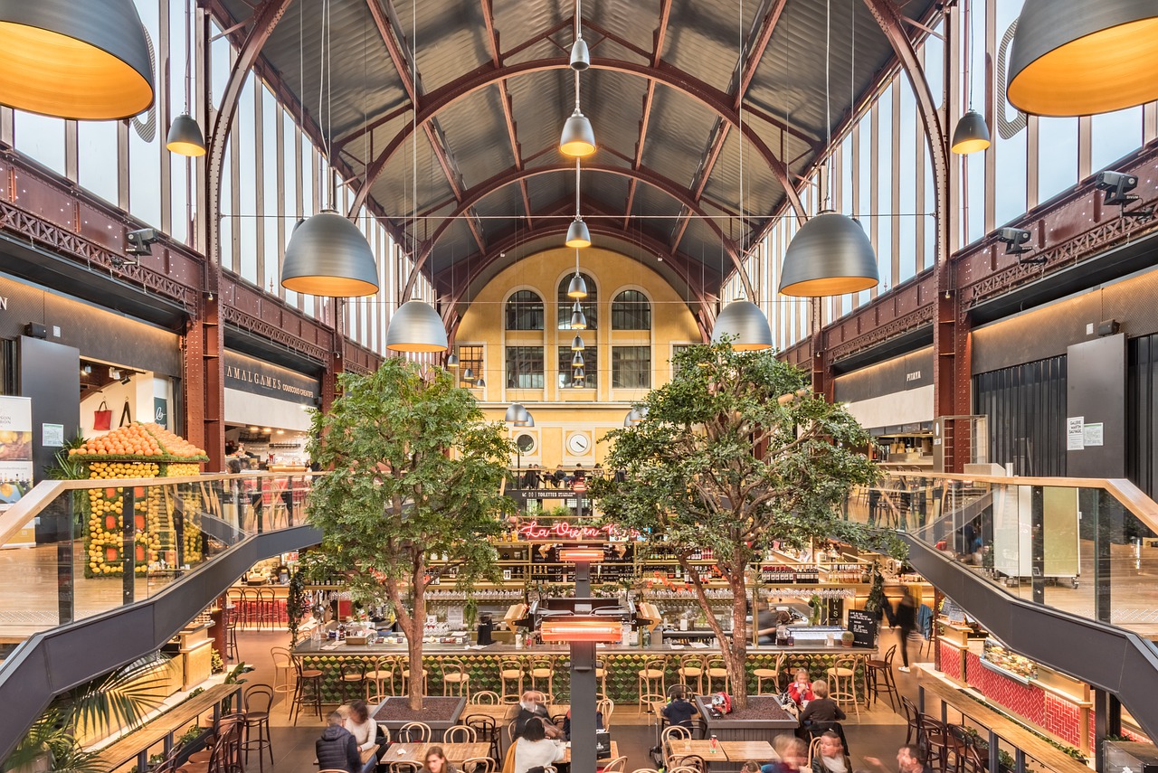 Imagem mostra a área interna de um shopping center de forma parcial.