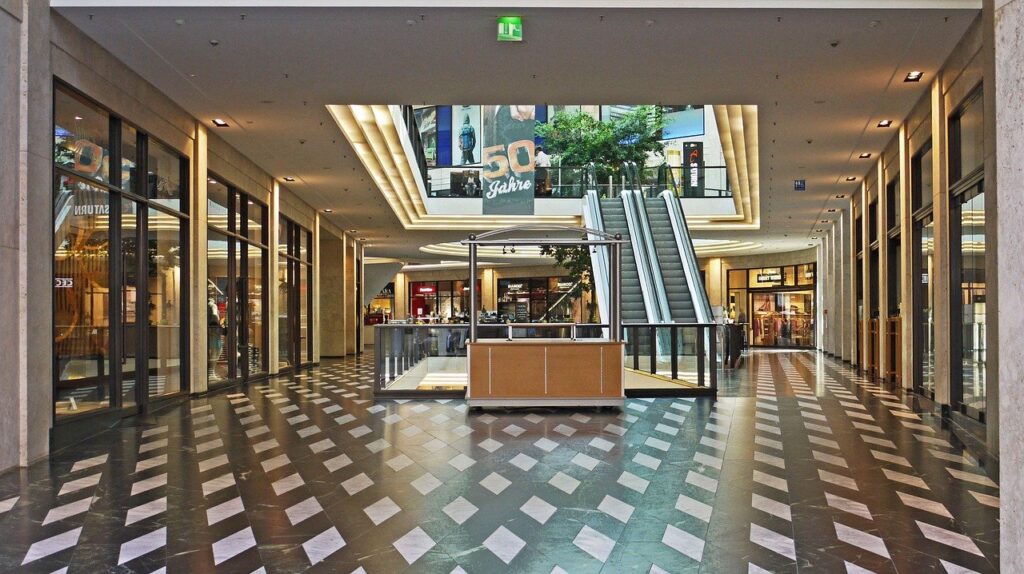 Imagem mostra a área interna de um shopping center de forma parcial.