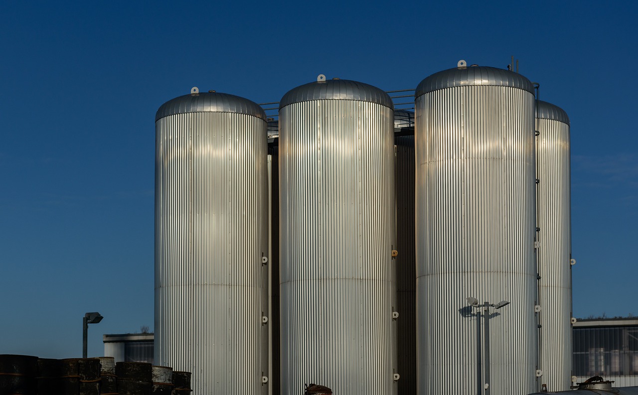 Imagem mostra um silo utilizado pelo agronegócio para guardar sementes.